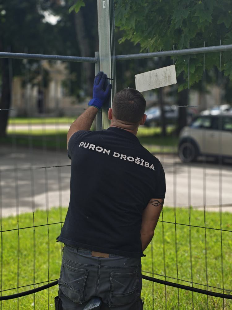 PURON tehniķis nostiprina novērošanas mastu