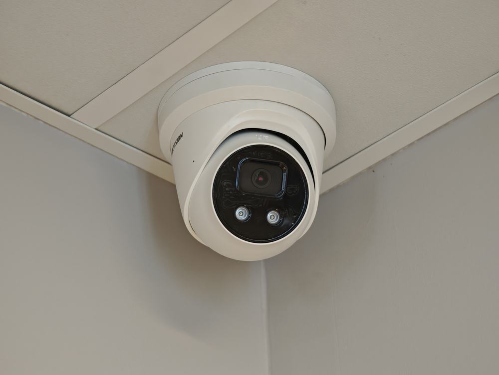 Novērošanas kamera griestos tuvplānā