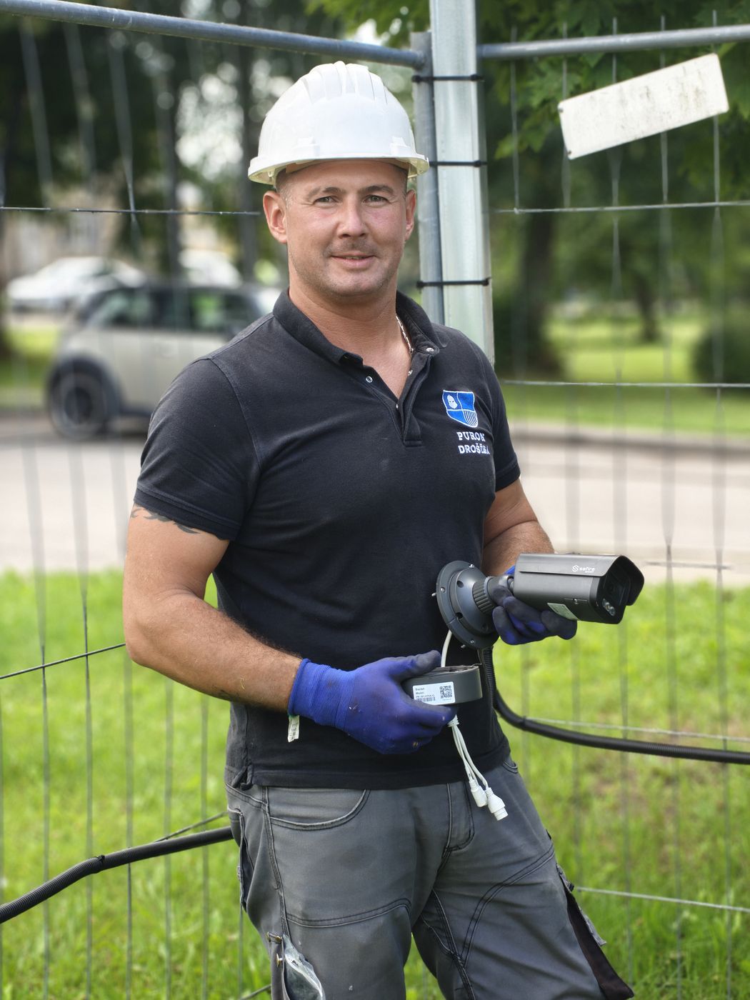 PURON tehniķis ar novērošanas kameru pie žoga