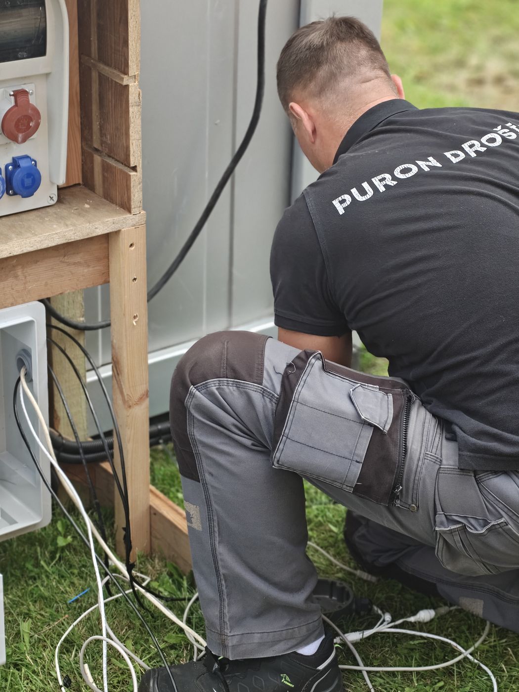 PURON tehniķis pieslēdz elektrības sadales skapi