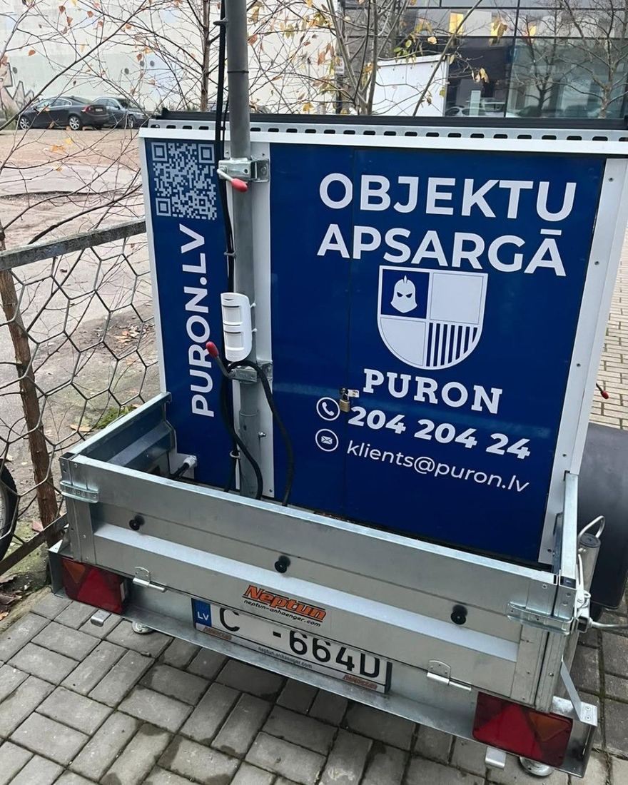 Piekabe pilsētvidē aiz žoga